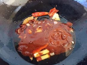 放入黄豆酱翻炒片刻