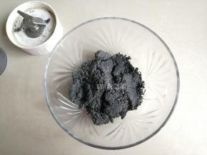 黑芝麻放入研磨杯中，打成粉末状，如果你用的是细砂糖，就需要和芝麻一起打，我用的是糖粉，所以就没有一起打了