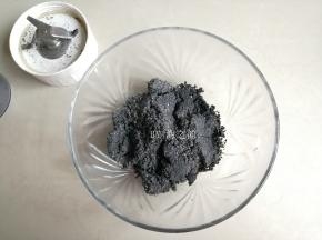 黑芝麻放入研磨杯中，打成粉末状，如果你用的是细砂糖，就需要和芝麻一起打，我用的是糖粉，所以就没有一起打了