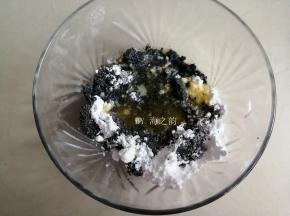 把糖粉和提前隔水融化的黄油倒入黑芝麻粉末里