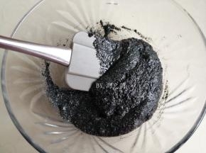 拌成较稀的馅料，放入冰箱冷冻层，冷冻35分钟左右