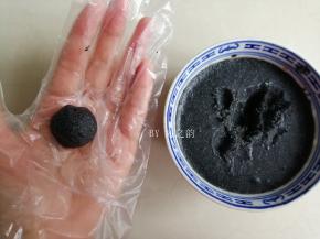 冷冻成型，但是又可以用手把它搓成圆形，不能冻得太硬，弄不了。分成每个10克，搓圆后再放回冰箱冷冻，因为在做馅料的过程中，馅料又会软一点，特别室温高的时候更易软化，包的时候会难包很多，一定要冻硬了的馅料才好包