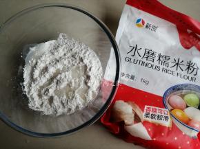 糯米粉里倒入热水拌几下，再倒入冷水
