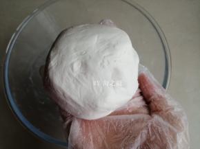 揉成不干不太软的面团，用保鲜膜或者保鲜袋包裹好，防止风干表皮