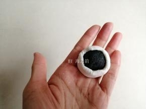 做多少取多少出来，皮分成15克一份，弄成碗状，放入黑芝麻馅