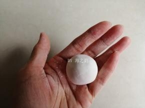 收口搓圆，放在铺了保鲜膜的盘子上，未食用的汤圆在糯米粉中滚一圈，防止粘在一起，放在冰箱冷冻层保存