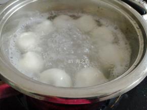 锅里的水烧开后，放入汤圆（若放在冷冻层，不用解冻），煮至浮在水面3分钟即可