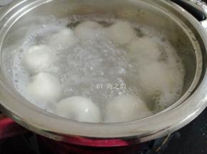 锅里的水烧开后，放入汤圆（若放在冷冻层，不用解冻），煮至浮在水面3分钟即可