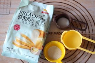 将中种食材准备好，揉至成团后温暖处发酵涨至2倍大