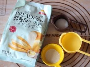 将中种食材准备好，揉至成团后温暖处发酵涨至2倍大