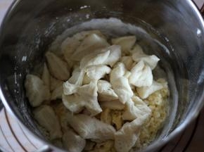 除去黄油外，将主面团所有食材稍稍混合后倒入撕碎的中种
