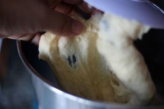 厨师机开二档，工作15分钟后已形成粗膜，倒入软化的黄油，继续工作5分钟