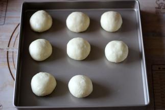 将面团平均分成8份，然后滚圆松弛10分钟