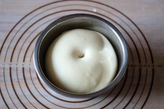 将面团放入温暖处发酵，涨至2倍大小后，用手指插入形成不会缩不反弹的孔洞，代表发酵完成