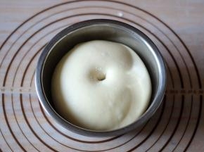 将面团放入温暖处发酵，涨至2倍大小后，用手指插入形成不会缩不反弹的孔洞，代表发酵完成