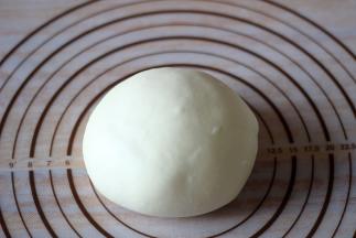 揉好的面团光滑有弹性，可以拉出薄膜