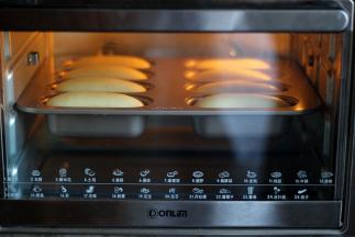 当面团涨至1.5倍大小后就可以送人烤箱，175度烘焙25分钟