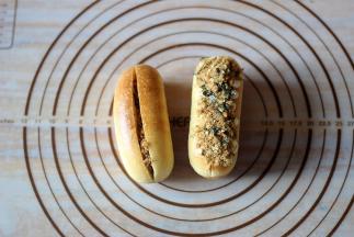 待面包完全冷却后，从中间切开，挤入沙拉酱放入肉松，顶部也这样装饰