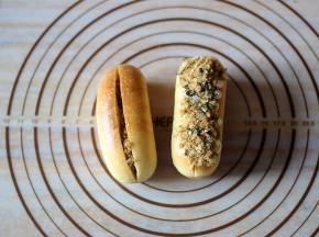 待面包完全冷却后，从中间切开，挤入沙拉酱放入肉松，顶部也这样装饰