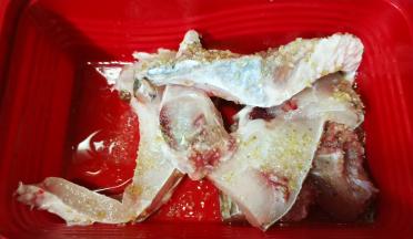 脆肉鲩让店家斩件，回家后清洗干净，用油、盐腌20分钟