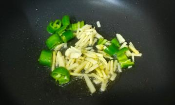 姜切丝、青椒切段
锅里热油放入盐再倒入姜丝、青椒段