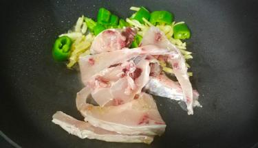 姜丝变色后倒入腌好的脆肉鲩块