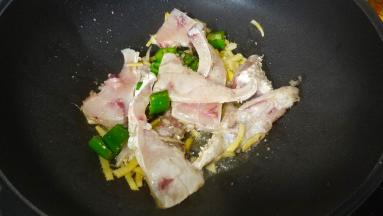 不断翻炒3分钟至熟透