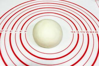 把面团揉至光滑。