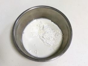 把拌匀的液体倒入粉类中。