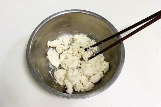 用筷子搅拌成棉絮状。