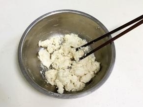 用筷子搅拌成棉絮状。