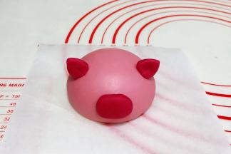 然后刷点清水粘到小猪的脸上。