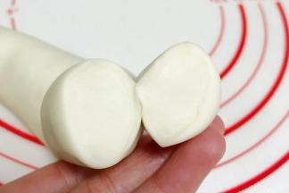 切开面团是没有气孔的，就说明揉到位了。