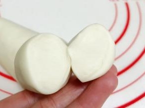 切开面团是没有气孔的，就说明揉到位了。