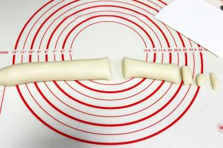 把面团搓成长条状，分成110克（小猪）、65克（橘子）、3克（小猪鼻子和耳朵）和2个1克（橘子的叶子和蒂）的面团。