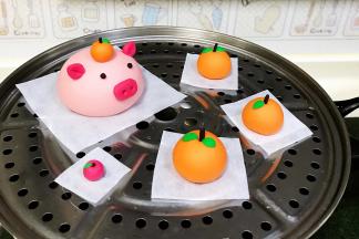 做好造型的馒头发至近1.5倍大时，放入蒸锅中。