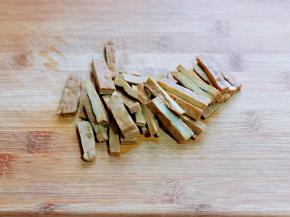 首先将豆干切成条。