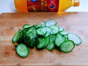 黄瓜洗干净切片。