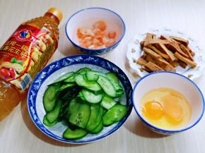 我用的虾干，所以提前泡发的，鸡蛋打碗里打散。