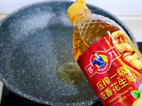 起锅，加入花生油，