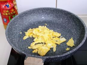 倒入打散的蛋液，小火煎蛋，待蛋液凝固后切碎，盛出备用。