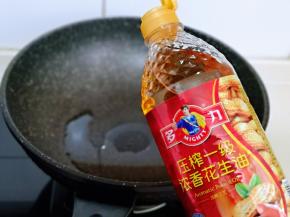 另起锅，加入花生油。