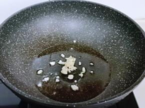 加入切好的蒜末炒香。