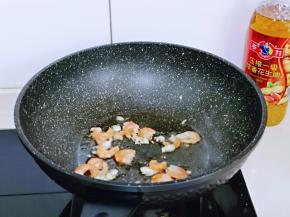 加入虾仁，小火翻炒。