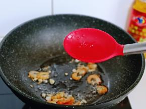 加入料酒翻炒30秒。