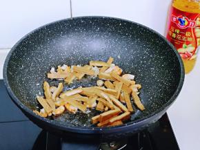 加入切好的豆干翻炒。