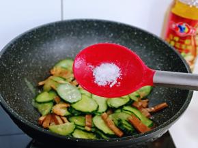 按个人口味加入盐。