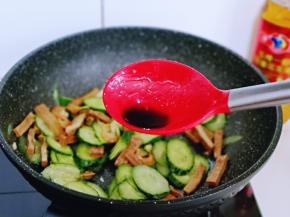 再加入一小勺生抽，翻炒至食材断生。