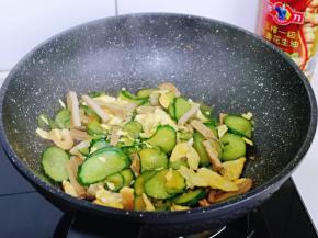 最后加入煎好的鸡蛋，快速翻炒均匀即可关火。