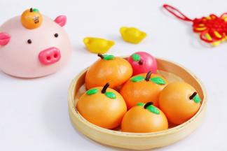 也可以预留出一点面团加黄色色素做成元宝。